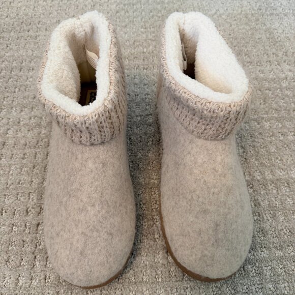 NWOT DLuxe by Dearfoams Women's Slippers - Tan, Size L (9-10) - Picture 2 of 4